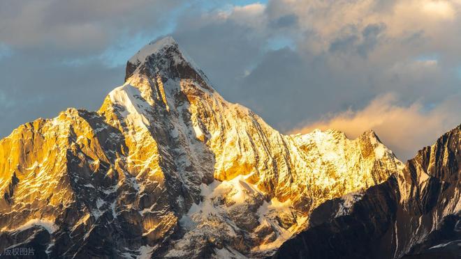 毕徒步地理手册：沉浸式穿越神山秘境新葡京此生必走！收好四姑娘山长穿(图1)